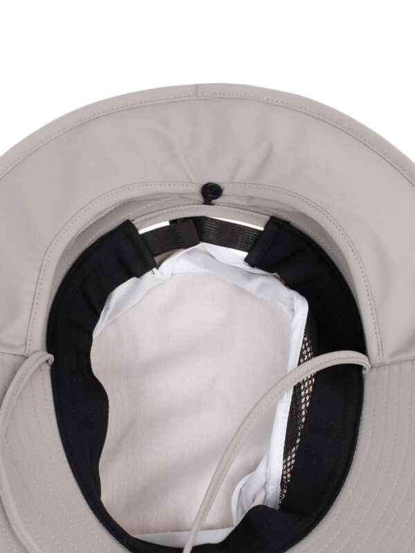 Wide-brimmed hat with folding insert for the back of the neck